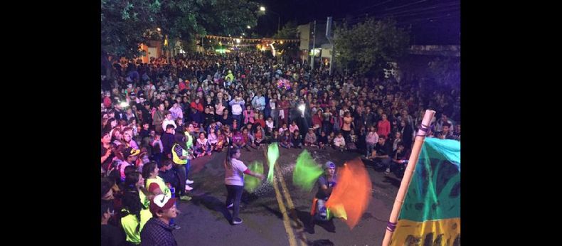 Un gentío cubrió las cuatro calles de recorrido sobre la avenida Juan B. Justo, donde se desarrollaron los festejos. (MUNICIPIO DE PERGAMINO)