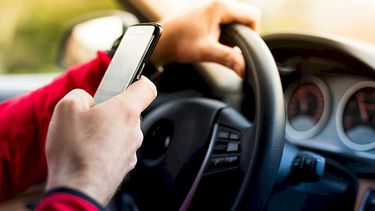 celular al volante: pergamino refuerza controles y advierte sobre riesgos de una practica que esta prohibida celular al volante: pergamino refuerza controles y advierte sobre riesgos de una practica que esta prohibida