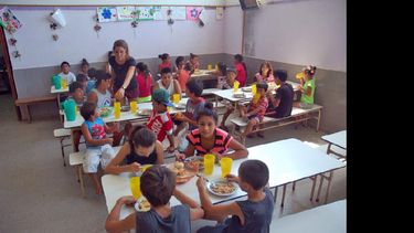 El Consejo Escolar distribuirá productos de limpieza a las escuelas con SAE. (ARCHIVO LA OPINION)