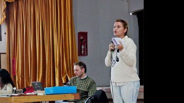 Los psicólogos Gustavo Ghilarducci y Jimena Marcha son los encargados de mantener contacto con los estudiantes de los diferentes colegios. (MUNICIPALIDAD DE PERGAMINO)