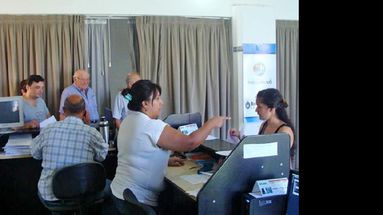 Por ahora los trámites se siguen desarrollando en las oficinas municipales ubicadas en Ramón Raimundo y Mendoza. (LA OPINION)