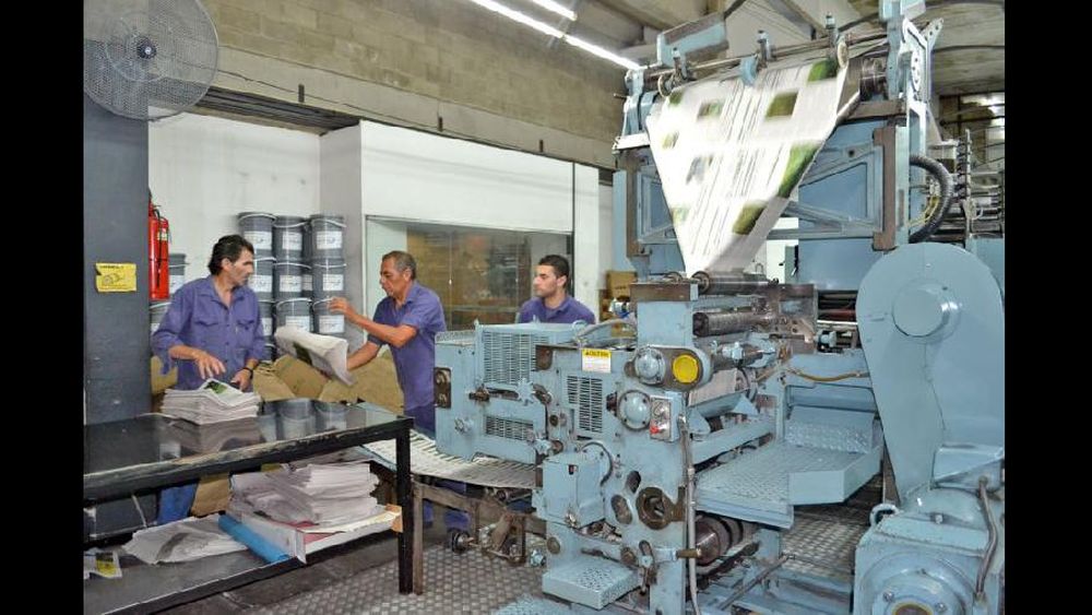 Todas las secciones son fundamentales, una no funcionaría sin la otra. Aquí el momento de la impresión de los ejemplares. (LA OPINION)
