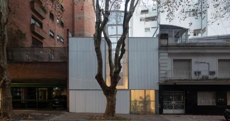 Según explican los encargados de esta obra,  el principal desafío del proyecto fue integrar una estructura moderna dentro de un vecindario tradicional sin perder el carácter de la zona.