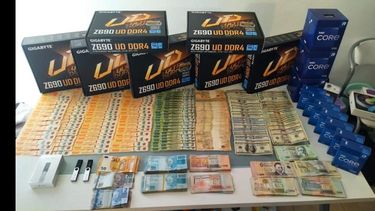 Parte de lo secuestrado en nuestra ciudad por efectivos de la DDI, Fiscalía Nº 3 y el Departamento de Cibercrimen local. Parte de lo secuestrado en nuestra ciudad por efectivos de la DDI, Fiscalía Nº 3 y el Departamento de Cibercrimen local.