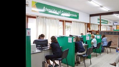 Muchas de las consultas se atienden en el área local de Rentas. (LA OPINION)
