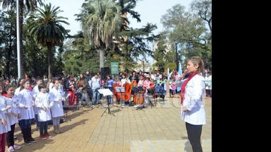 El Coro de Lengua de Señas de la Escuela de Educación Primaria Nº 22 que dirige Valeria Lavezzari. (LA OPINION)