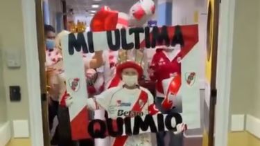 El niño desfiló portando un cuadro con la leyenda Mi última quimio que sostuvo hasta hacer sonar la campanita utilizada por las personas que llegan al final del tratamiento del cáncer. El niño desfiló portando un cuadro con la leyenda Mi última quimio que sostuvo hasta hacer sonar la campanita utilizada por las personas que llegan al final del tratamiento del cáncer.