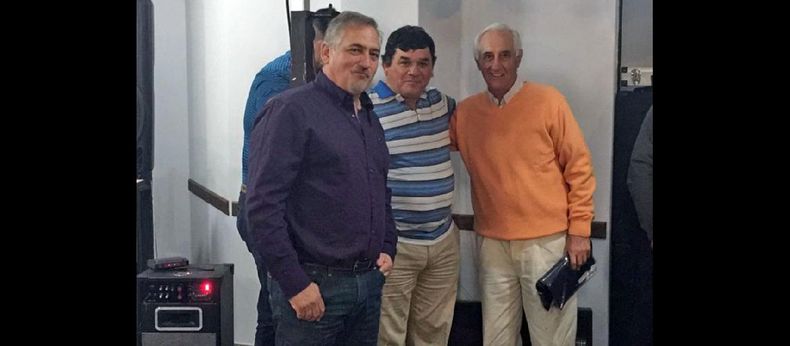 Alberto Acerbo (Pergamino) y Juan C. Raffo (San Nicolás) le entregan el premio a Rolo Laurente, ganador en la categoría 10 a 16. (GOLF CLUB SIRIO LIBANES)