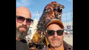 Berna Calabia y Julián Provenzano, anuncian la terminación de la obra: el león Aslan de casi 4 metros de altura. Berna Calabia y Julián Provenzano, anuncian la terminación de la obra: el león Aslan de casi 4 metros de altura.