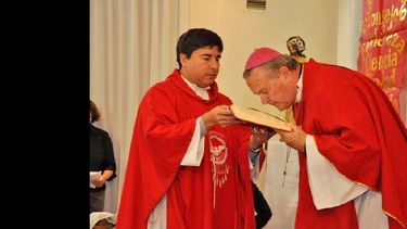 El padre Luis Lobo junto al actual obispo Héctor Cardelli. (PADRE MIGUEL NADUR)