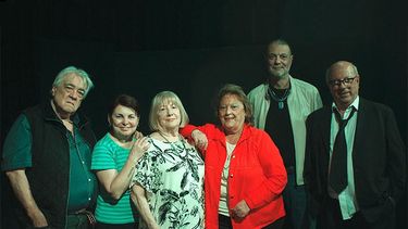 La Valija. Jorge Sharry junto a Made Rodríguez Trotta, María Petinari, Beba Bienzobas, Fabián Vitelli y Néstor “Coca” Bienzobas. La Valija. Jorge Sharry junto a Made Rodríguez Trotta, María Petinari, Beba Bienzobas, Fabián Vitelli y Néstor “Coca” Bienzobas.