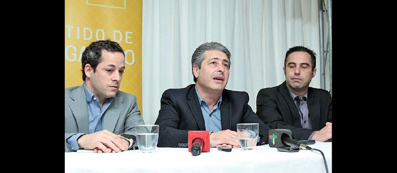 Lucas Marino Aguirre, Javier Martínez y Pablo García hablaron de los cambios; luego el intendente recorrió las nuevas instalaciones. (LA OPINION)