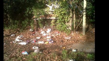 El domicilio, ubicado en el predio del ferrocarril Belgrano Cargas, sobre Joaquín Menéndez al 600.  (LA OPINION)