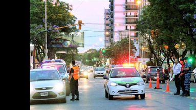 Inspectores, Patrullas Urbanas y Policía trabajan en conjunto para lograr mejoras en el tránsito de la ciudad. (LA OPINION)