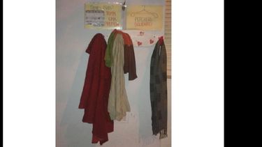 El perchero solidario está instalado en la puerta de Acción Social. (LA OPINION)