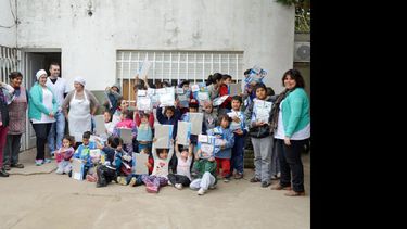Los niños del CDC del barrio Otero fueron los primeros en recibir su regalo en el marco del Día del Niño. (LA OPINION)