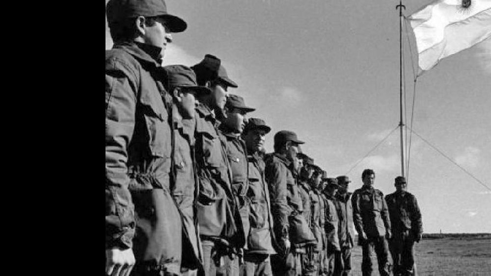 Malvinas despierta los más caros sentimientos entre los argentinos que homenajean a las más de 600 víctimas del conflicto.  (DIARIOVELOZ.COM)