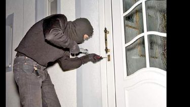 Los delincuentes violentan puertas y ventanas con facilidad.  (INTERNET)