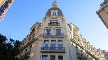 El Palacio Raggio es un edificio histórico ubicado en Vicente López, provincia de Buenos Aires, Argentina, que combina estilos arquitectónicos franceses y italianos. El Palacio Raggio es un edificio histórico ubicado en Vicente López, provincia de Buenos Aires, Argentina, que combina estilos arquitectónicos franceses y italianos.