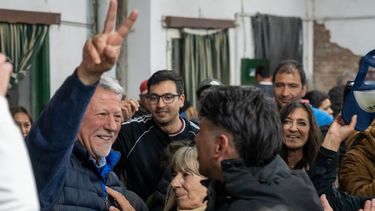 Alejandro Masagué saluda a la militancia en el bunker armado en el club Unión del barrio Acevedo.