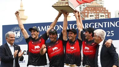 Federico Ferrari junto a sus compañeros e El Siasgo, Martín Lemme, Facundo Novoa y Justo Bermúdez durante la premiación en Palermo.