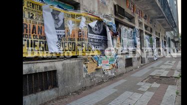 En toda época del año hay afiches pegados sobre viejos papeles que brindan un mal aspecto. (LA OPINION)
