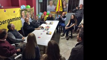 Amadeo con Martínez y varios dirigentes en la sede local del PRO. (PRENSA PRO)