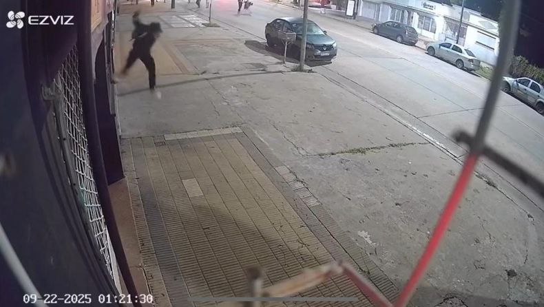 Secuencia registrada por la cámara de seguridad del momento en que el sujeto le dio la patada a la vidriera para romperla. Secuencia registrada por la cámara de seguridad del momento en que el sujeto le dio la patada a la vidriera para romperla.