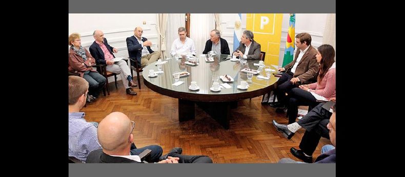 El intendente Javier Martínez encabezó la reunión que tuvo lugar ayer a la mañana con la presencia de funcionarios uruguayos de la ciudad de Colonia. (LA OPINION)