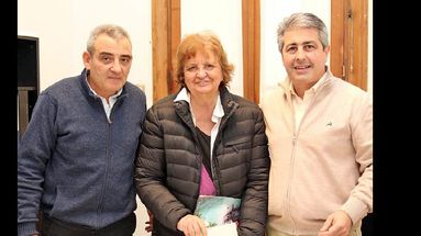 Javier Martínez y Carlos Pérez le entregaron la ayuda a Juana de la Fuente. (MUNICIPIO)