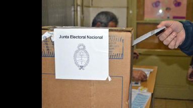 Se desplegará un operativo sobre el circuito de recepción de sobres que contienen las actas con los resultados. (ARCHIVO LA OPINION)