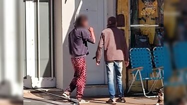 El tóxico y la tóxica con los permanentes reproches en la vía pública.