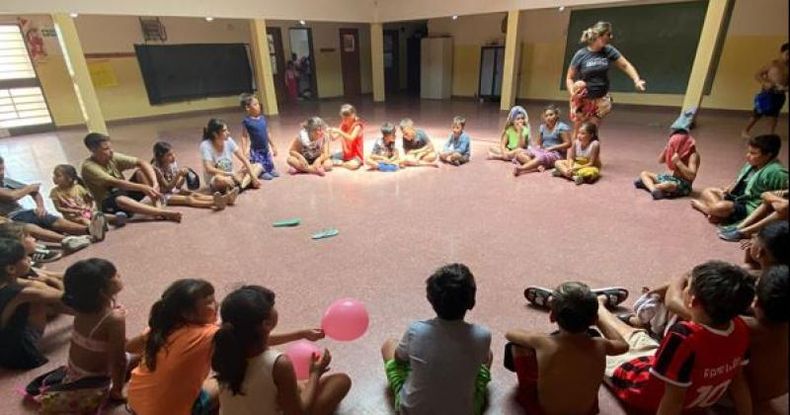 Más de 600 niños, de entre tres y 17 años, disfrutan de las actividades en las sedes (once en total) y también en las piletas del Club Douglas Haig y de algunos pueblos.