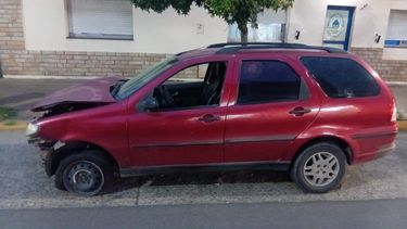 El automóvil Fiat Palio Weekend conducido por una mujer quien habría abandonado la escena del siniestro dejando a una menor malherida. El automóvil Fiat Palio Weekend conducido por una mujer quien habría abandonado la escena del siniestro dejando a una menor malherida.