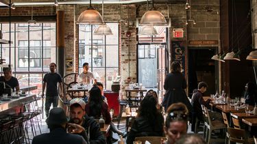 Hoy, el término restaurante convive en la diaria de cartas, reseñas y guías gastronómicas. Hoy, el término restaurante convive en la diaria de cartas, reseñas y guías gastronómicas.