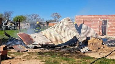 Vivienda destruida por el fuego en Zárate: pérdidas totales Vivienda destruida por el fuego en Zárate: pérdidas totales