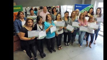 Una veintena de mujeres recibió ayer el certificado que las avala para trabajar como manicuras. (GOBIERNO DE PERGAMINO)