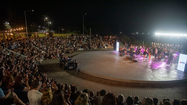 Ternium despidió el año con un evento gran evento cultural en San Nicolás, más de 1500 personas disfrutaron del Concierto de Rock y Pop Sinfónico, realizado en el Anfiteatro del Parque San Martín. Ternium despidió el año con un evento gran evento cultural en San Nicolás, más de 1500 personas disfrutaron del Concierto de Rock y Pop Sinfónico, realizado en el Anfiteatro del Parque San Martín.