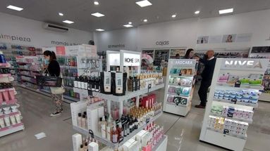 La empleada enfrentó a la sospechosa que empuñaba un cuchillo para violar las medidas de seguridad e intentar apoderarse de un perfume de fragancias importadas.