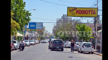 Juan B. Justo muestra su variedad en los numerosos locales apostados entre el Arroyo y la ruta. (LA OPINION)