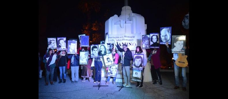 El momento más emotivo se dio cuando fueron levantadas las fotos de los desaparecidos pergaminenses durante la última Dictadura.  (LA OPINION)