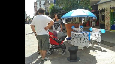 Cada sábado el stand se instala en la Peatonal. (LA OPINION)