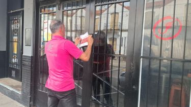 La intervención municipal se concretó tras múltiples actuaciones vinculadas a riñas, incidentes violentos y alteraciones del orden que se produjeron de manera reiterada en la puerta del establecimiento, sobre la vereda y en las inmediaciones del local. La intervención municipal se concretó tras múltiples actuaciones vinculadas a riñas, incidentes violentos y alteraciones del orden que se produjeron de manera reiterada en la puerta del establecimiento, sobre la vereda y en las inmediaciones del local.