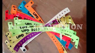 Los organizadores del evento confeccionaron pulseras para ingresar. (LA OPINION)