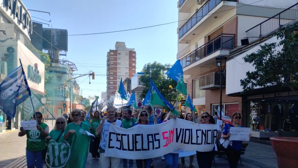 La marcha convocó a una gran cantidad de docentes y auxiliares que forman parte de la educación pública y privada de Pergamino. La marcha convocó a una gran cantidad de docentes y auxiliares que forman parte de la educación pública y privada de Pergamino.