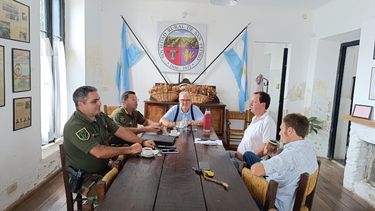 Autoridades del Comando de Patrulla Rural mantuvieron este lunes por la mañana una reunión en la Sociedad Rural de San Pedro junto a representantes de la entidad y del Foro de Seguridad Rural Argentino, en el marco de la creciente preocupación por los hechos de inseguridad registrados en las últimas semanas en la región. Autoridades del Comando de Patrulla Rural mantuvieron este lunes por la mañana una reunión en la Sociedad Rural de San Pedro junto a representantes de la entidad y del Foro de Seguridad Rural Argentino, en el marco de la creciente preocupación por los hechos de inseguridad registrados en las últimas semanas en la región.