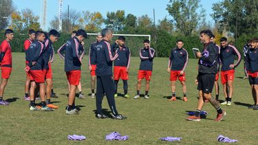 El técnico Adrián Aranda dialoga con los jugadores durante el último entrenamiento. El técnico Adrián Aranda dialoga con los jugadores durante el último entrenamiento.