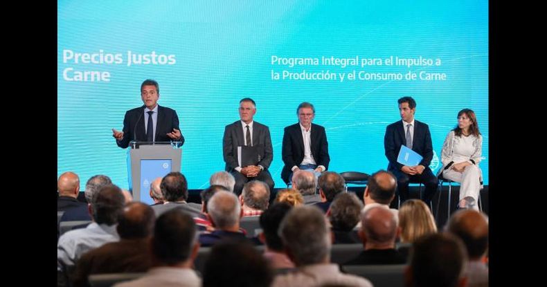 El ministro de Economía, Sergio Massa, acompañado por el secretario de Comercio, Matías Tombolini; y el secretario de Agricultura, Ganadería y Pesca de la Nación, Juan José Bahillo.