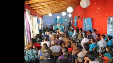 El plenario fue conducido por Adrián Grana y Laura Clark. (NUEVO ENCUENTRO)