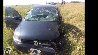 El matrimonio que viajaba en el Volkswagen Gol fue trasladado al Hospital San José por personal del Same. (BOMBEROS VOLUNTARIOS PERGAMINO)